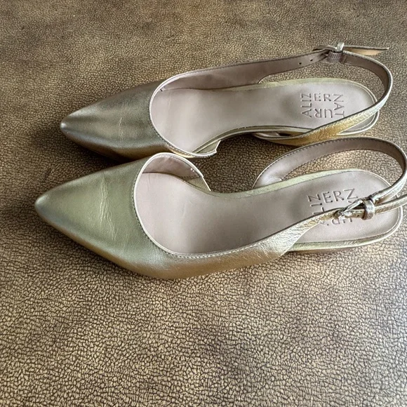 Naturalizer Sling Back. Dark Gold. Like New. Worn once. - Picture 3 of 3